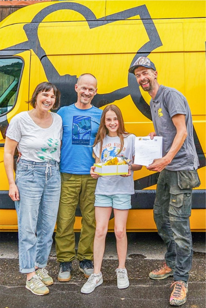 Adriana Berger (Mitte) wird von der Reichenbacher Firma Dein Klettershop gefördert. BILD: ZVG
