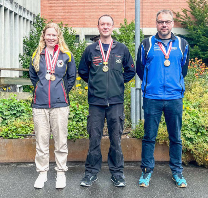 Matchmeister in der Dreistellung: Michael Annen (M.) vor Melanie Bruni und Michael Bieri BILD:ZVG