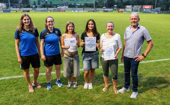 Vl. Tanja Josi und Linda Ryter (Trainerinnen FF15), Kira Schmid und Leyla Ibrahim (Spielerinnen FF15), Christine Anderegg (Frauenverantworliche FC Frutigen), Jürg von Gunten (Präsident Donatorenvereinigung). BILD: PETER SCHMID