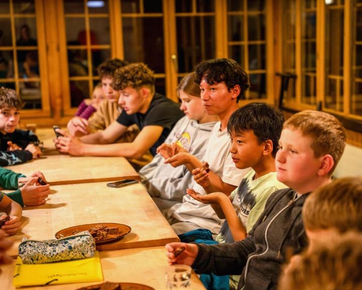 Auch das gemütliche Beisammensitzen kommt nicht zu kurz. BILDER: ZVG