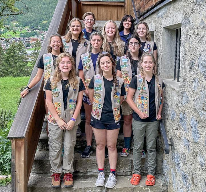 Die neun Pfadfinderinnen und zwei Leiterinnen des Troops 30 350 am Morgen nach ihrem Rettungseinsatz auf der Treppe des «Our Chalet»-Hauptgebäudes. BILD: ZVG