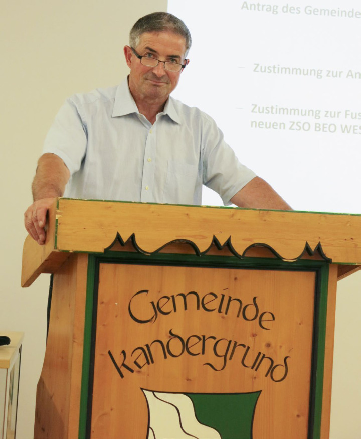 Roland Stoller führte souverän durch seine erste Gemeindeversammlung. BILD: BETTINA GUGGER