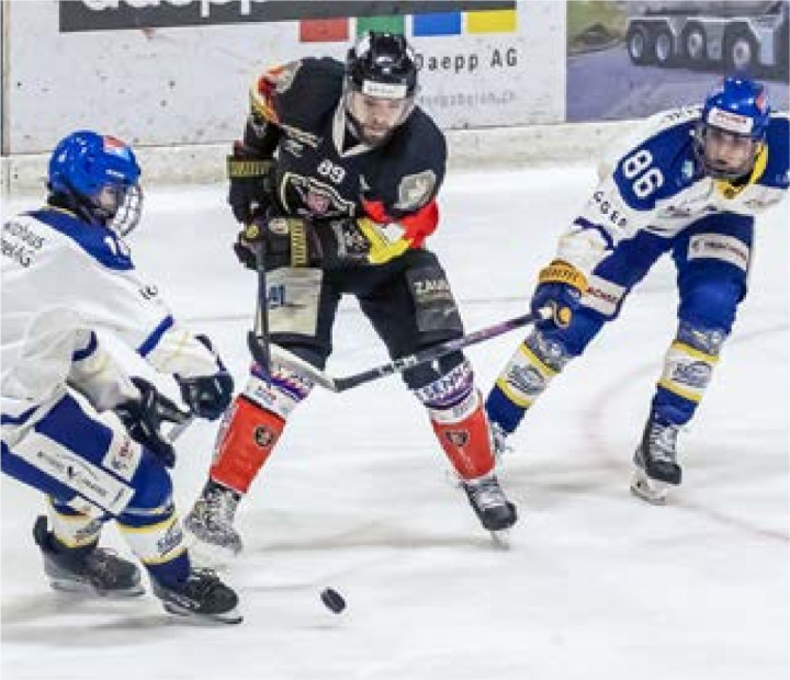 Mit vereinten Kräften konnten die Kandersteger hier den Gegner stoppen. BILD: MICHAEL SCHINNERLING