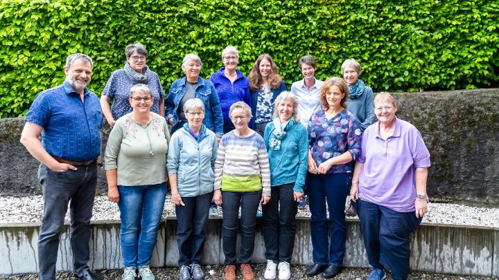 Der Vorstand in seiner aktuellen Zusammensetzung, von links, hintere Reihe: Ruedi Müller, Anna Klossner, Brigitte Berger, Elisabeth Reber, Denise Zeller, Vroni Pieren, Elsbeth Wittwer. Vordere Reihe: Isabelle Schneider, Marianne Brönnimann, Greti Stucki, Ursula Blaser, Lydia Dreyer, Nicole Staudenmann. Es fehlt Ruth Grossen. BILD: MICHAEL SCHINNERLING