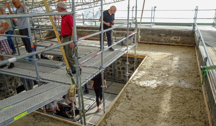 Der oberste Teil des Turms erhält einen neuen, begehbaren Rundgang, welcher das Regenwasser besser ableiten soll und wodurch die Turmmauer besser geschützt wird. BILD: MARCEL MARMET