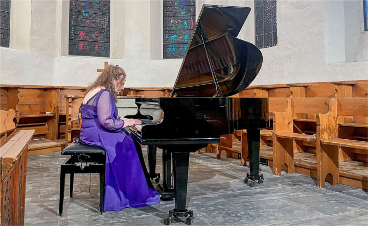 Die weit gereiste Pianistin Christina Harnisch fühlte sich wohl in der Adelbodner Dorfkirche mit ihrer ausgezeichneten Akustik. BILD: RETO KOLLER