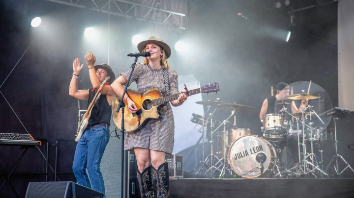 Julia Leon während ihres Auftritts am Thunfest 2025. BILDER: ZVG