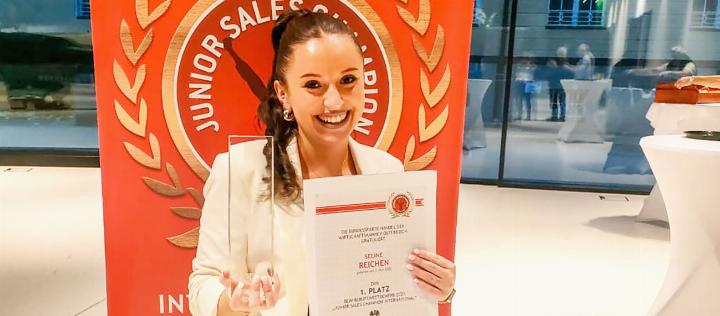 Mit einem Lächeln zum Erfolg: Die 20-jährige Frutigerin Seline Reichen hat in Salzburg den internationalen Wettbewerb Junior Sales Champion International 2025 gewonnen. Mit Charme, Fachwissen und einer grossen Portion Herz überzeugte sie die Jury – und holte Gold für die Schweiz. Ein unvergesslicher Moment für die junge Berufsfrau aus dem Frutigland. BILD: FAMILIE REICHEN