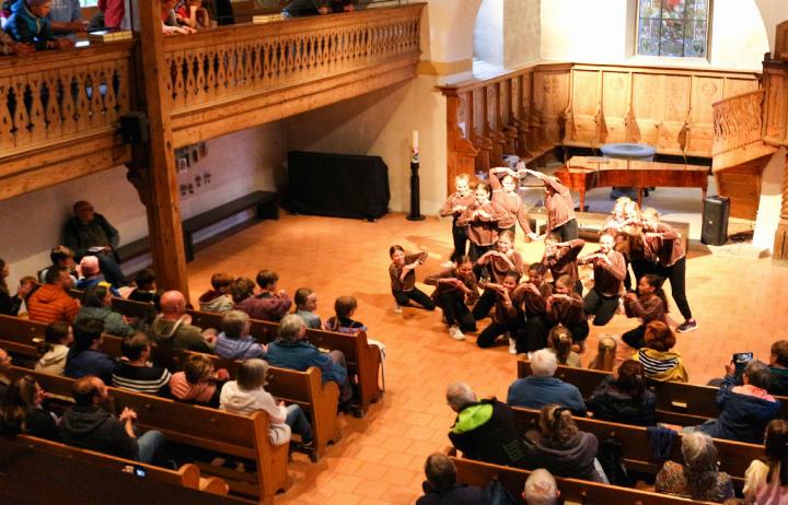 In der gut besuchten reformierten Kirche Reichenbach zeigten die Mädchen und Frauen vom Streetdance-Netzwerk roundabout Teile ihres neuen Programms. Zuvor konnte im Kirchgemeindehaus grilliert werden. ALLE BILDER: ANGELA KRENGER