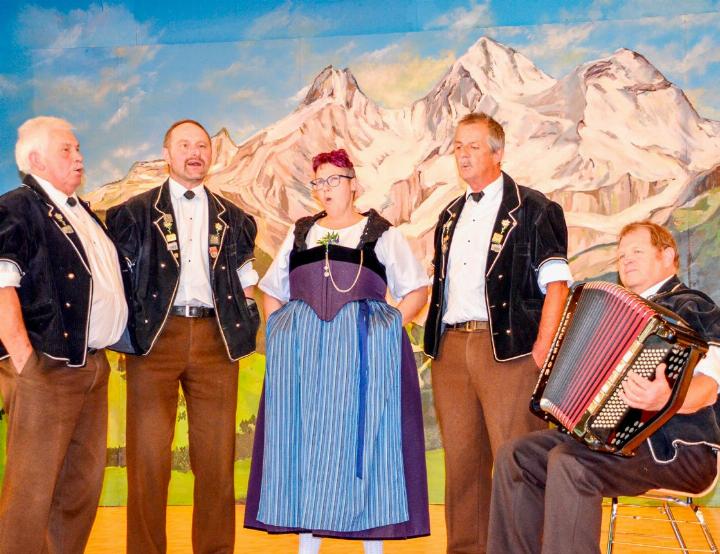 Das Jodlerquartett Steintal durfte am 7. September im Gemeindesaal Kandersteg, auf den Tag genau, sein zehnjähriges Bestehen feiern. BILD: KATHRIN JUNGEN