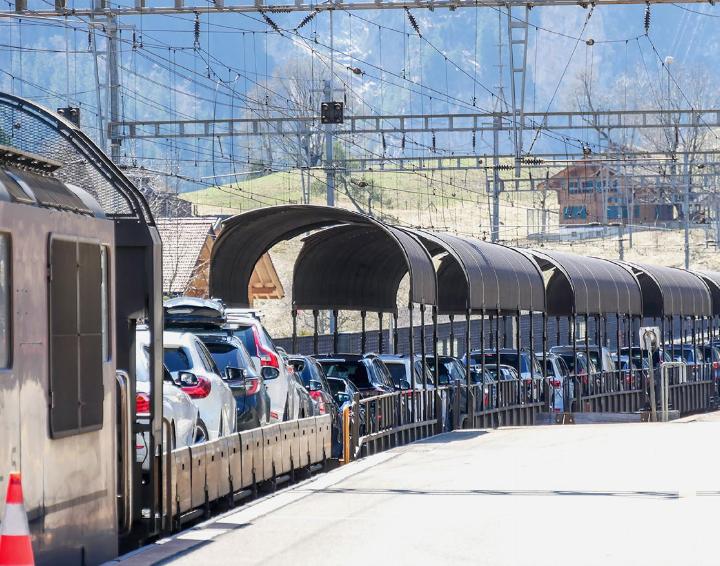 Die verschiedenen Autoverlademöglichkeiten – hier ein BLS-Zug in Kandersteg – sollen via Autobahnvignette bezahlt werden. Das ist im Frutigland umstritten. BILD: HANS RUDOLF SCHNEIDER