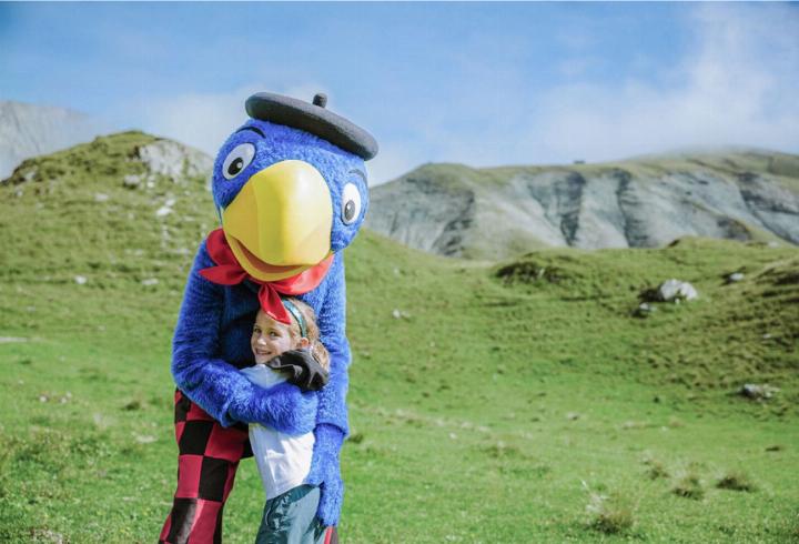 Auf Federfühlung mit dem blauen Vogel BILD: ZVG