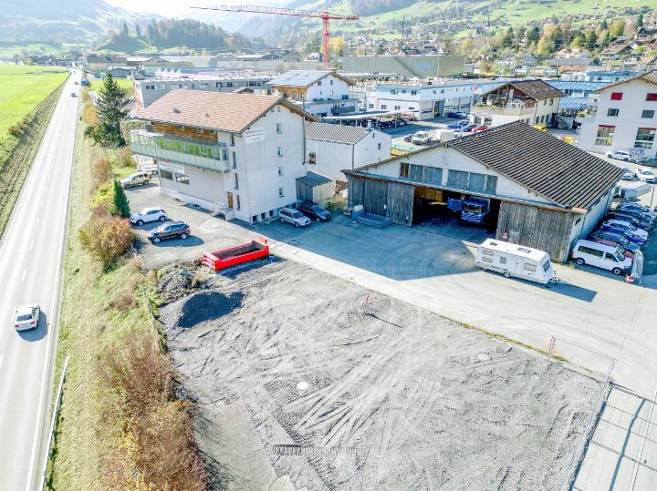 Das Gelände bei der Ausfahrt Nord der Umfahrung: Hier soll ein Gebäude entstehen, das verschiedene Firmen unter einem Dach vereint. BILD: HANS RUDOLF SCHNEIDER