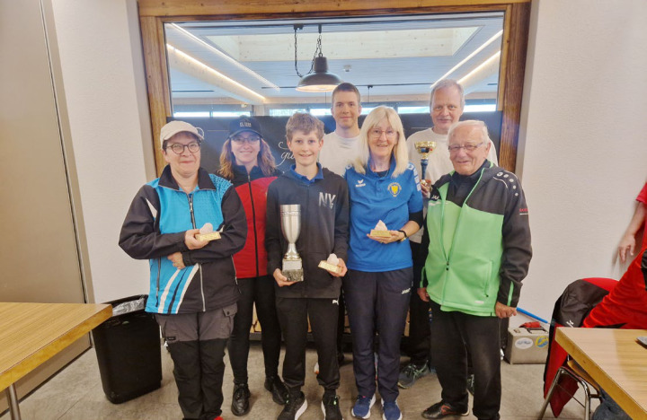 Die Kategoriensieger (von links nach rechts): Katrin Sommer, Christine Lüthi (Wanderpokal Damen), Maik Egli, Janik Zysset, Susanne Goglione, Stefan Zysset und Hans-Peter Probst BILD: ANDREAS TRACHSEL