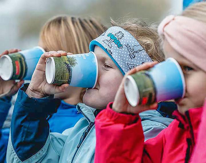 Ein Schluck Energie in der grossen Pause: Am Tag der Pausenmilch geniessen Schulkinder Milch aus der Region. BILD: ZVG