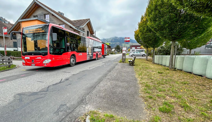 Die Gemeinde Frutigen will die Bushaltestelle «Landi» an der Rollstrasse umbauen. BILD: HSF