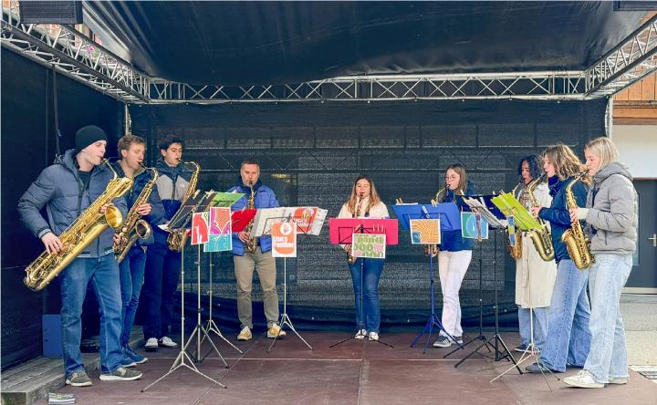 Lisa’s Panther, eine Saxofon-Formation der Musikschule Thun, auf dem Adelbodner Dorfplatz BILD: RUTH STETTLER