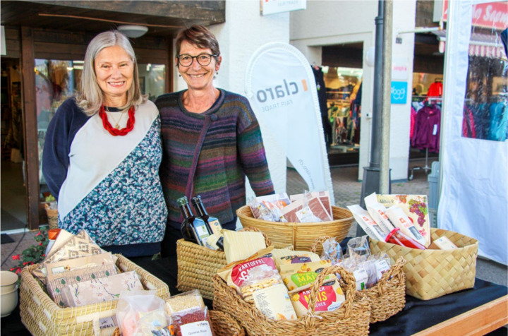 Gut gelaunt betreuten sie den Stand des Adelbodner Claro-Ladens: Elisabeth Bleisch (l.) und Christine Allenbach.