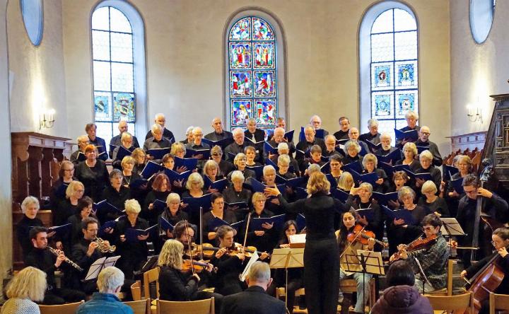 Üppige Klangwolke aus barocken Klängen: Der Kirchenchor Frutigen sang am Sonntag vor zahlreichem Publikum. BILD: MARCEL MARMET