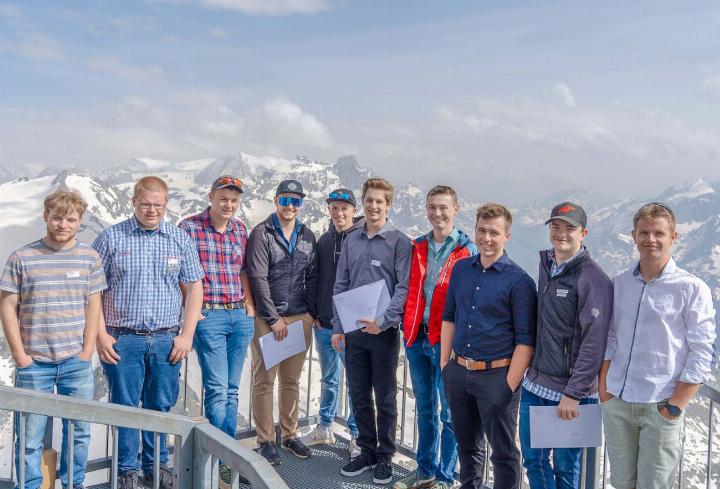 Unter den neuen Seilbähnlern aus der Region Bern befinden sich zwei aus dem Tal: Wendelin Aschwanden (ganz links) sowie Sandro Ramseyer (5. v. l.). BILD: ZVG / SEILBAHNEN SCHWEIZ