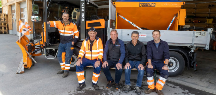 Zur Übergabe kamen: Werkmeister Adrian Büschlen, Chauffeur Ruedi Schmid, Martin Jungen von Schmid & Mägert, Gemeinderat Bernhard Rubin und Werkhofleiter Georg Lengweiler (von links). BILD: MS
