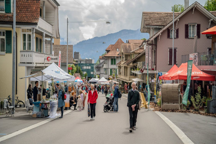 «Usestuehle» sorgt jeweils für schöne Begegnungen. BILD: ZVG