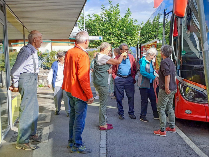 Nach dem Zvieri in Brienz besammelte sich die Gruppe für die Rückfahrt. BILD: FRITZ INNIGER