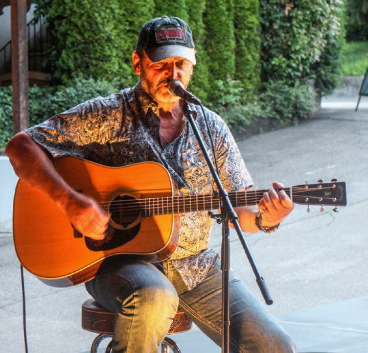Rolf Fritschi spielte spontan in der Sattelkammer in Frutigen. BILD: WERNER RÄTZ
