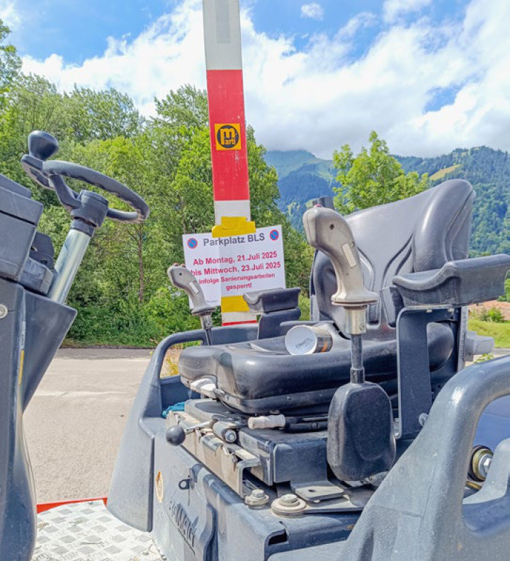 Eine Baumaschine auf dem P Rail-Gelände beim Bahnhof Frutigen. BILD: JACQUELINE RÜESCH