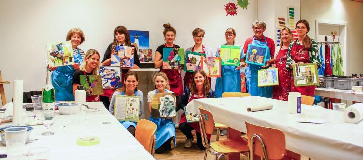 Die Teilnehmenden des Jubiläums-Abends mit ihren Werken: Aussen links Corina Schranz, künstlerische Leitung, neben ihr Jennifer Wandfluh, Geschäftsführerin. BILDER: JACQUELINE RÜESCH