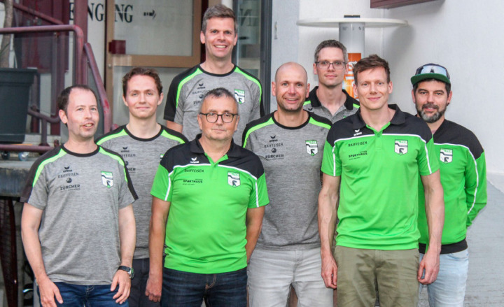 Nach neunjährigem Einsatz tritt Finanzchef Markus Berger (4. von links, hintere Reihe) aus dem Vorstand des FC Reichenbach aus. An dessen Stelle folgt Joel Reichenbach (2. von links), der gemeinsam mit Michael Maurer, Daniel von Känel, Stephan Fritschi (Präsident), Marco Heimann, Pascal Schranz und Christoph Nufer die Vereinsführung verantwortet. Nicht auf dem Bild sind die Vorstandsmitglieder Christian Kallen, Bernhard Zurbrügg (neu) und Martin Ruchti (abtretend).