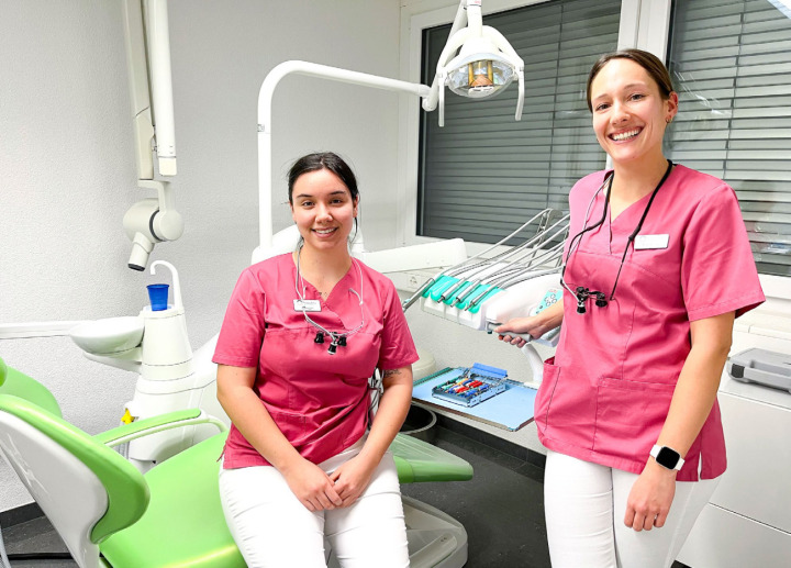 Die Frutiger Dentalhygienikerinnen Jacqueline Brügger (l.) und Marina Schranz an ihrem Arbeitsplatz BILD: PETER ROTHACHER