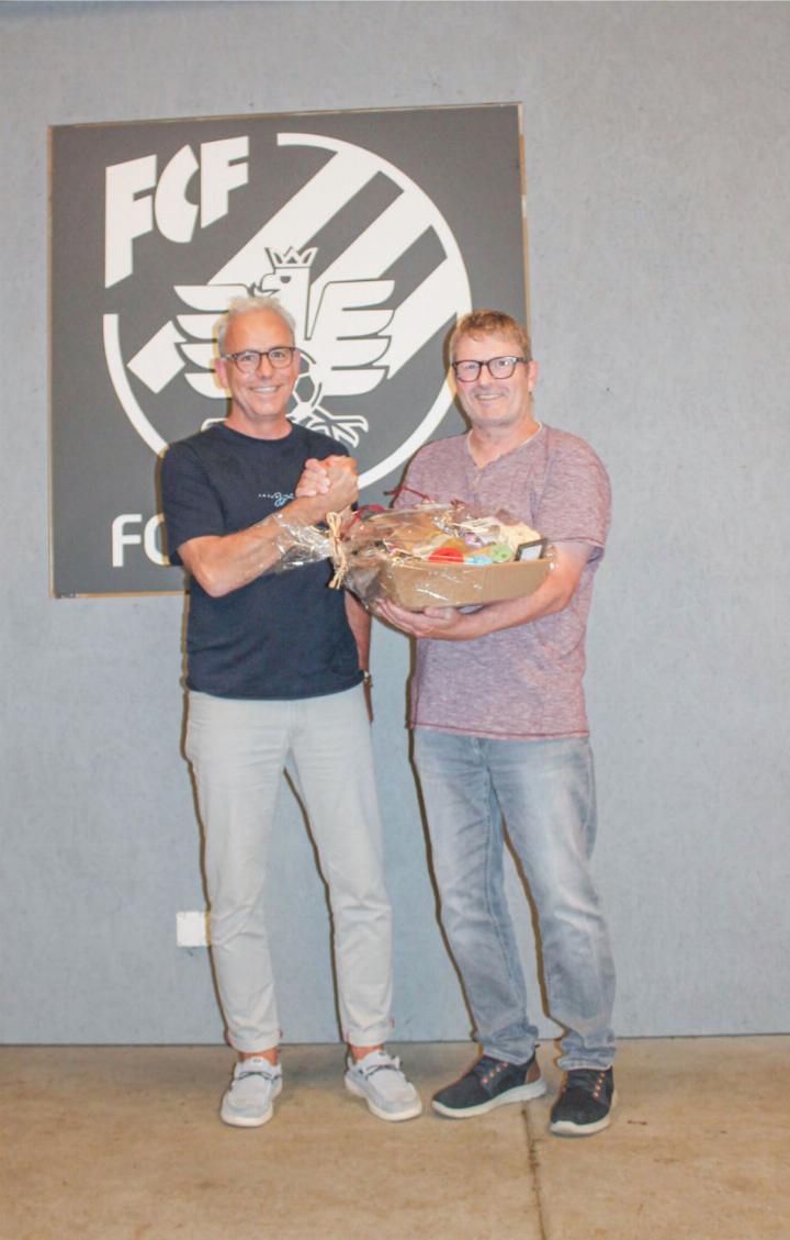 Präsident Thomas Rösch (l.) ehrt Beat Mosimann für seine Verdienste um den Verein. BILD: P. SCHMID