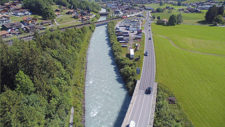 Die Kander in Reichenbach mit Strassen- und Bahnbrücken: Der Millionenkredit für ein Schutzprojekt wurde zurückgewiesen. BILD: ZVG/BETTSCHEN