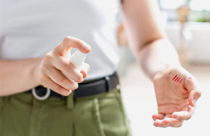 Ein Desinfektionsspray ist handlich, einfach und rasch einsetzbar.