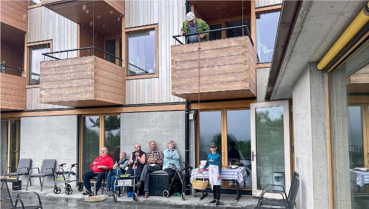 Aktivierung, die Spass macht. Die noch warmen Waffeln wurden vom Balkon abgeseilt. BILD: ZVG