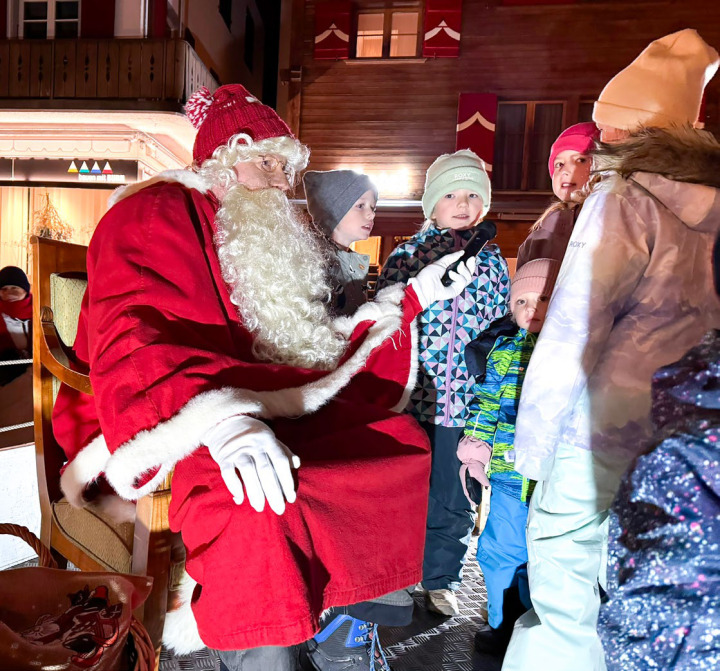 Die Kinder nahmen all ihren Mut zusammen, um dem Samichlaus etwas vorzutragen. BILD: RUTH STETTLER