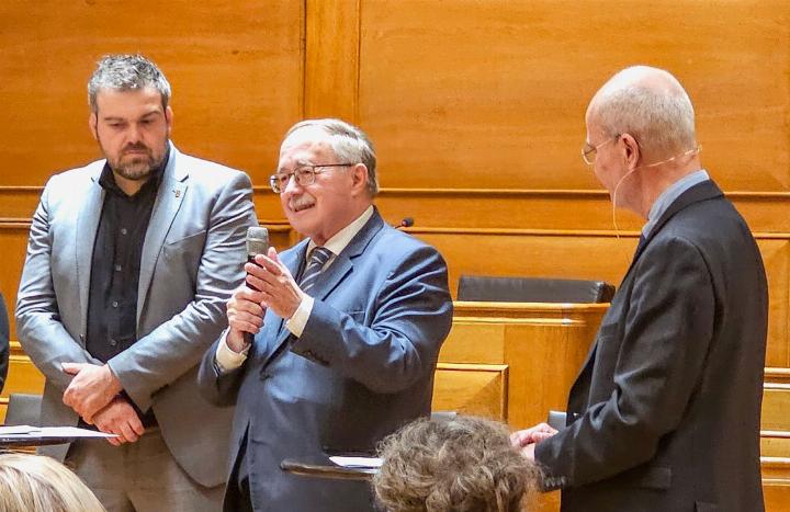 La Nouvelle Constitution – die neue Verfassung: In den Jahren 1990 bis 1993 wurde die Erarbeitung und Einführung der Berner Verfassung von den Medien begleitet, mit starken Worten und einem spürbaren Stolz. Alt Bundesrat Samuel Schmid war damals Präsident der Verfassungs-Komission.