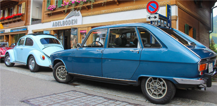 Vor rund 50 Jahren waren der VW Käfer (l.) oder der Renault 16 gängige Autos auf Adelbodner Strassen. ALLE BILDER: MCHAEL MAURER