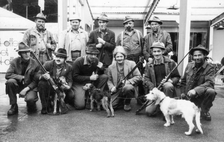 Ein Bild aus alter Zeit: Eine Gruppe Kandertaler Jäger kurz nach der Gründung ihres eigenen Vereins 1970. BILD: ZVG