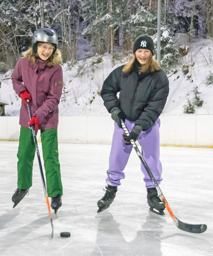 Die Party bietet verschiedene sportliche Möglichkeiten. Leonie und Kim bevorzugten im letzten Jahr das Eishockeyspielen. BILD: MICHAEL SCHINNERLING