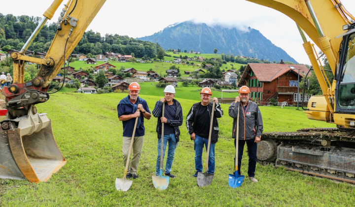 Schönes entstehen lassen: Die Brüder Schick beim Spatenstich auf der Hubelmatte. BILD: THOMAS FEUZ