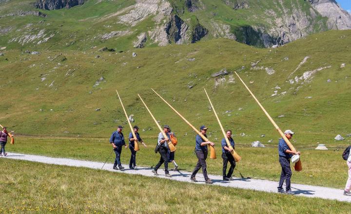 Die Alphorngruppe zog von Standort zu Standort. BILD: YVONNE BALDININI