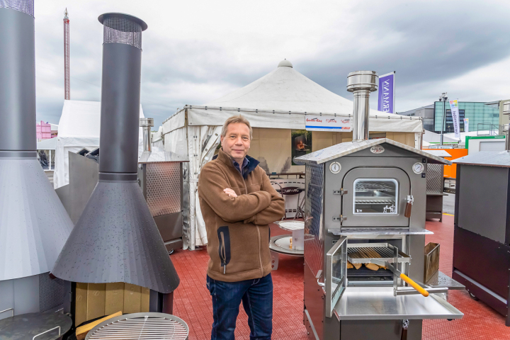 Martin Jungen von der Schmid + Mägert AG zeigt Back- und Grillgeräte für den Aussenbereich. BILD: MICHAEL SCHINNERLING