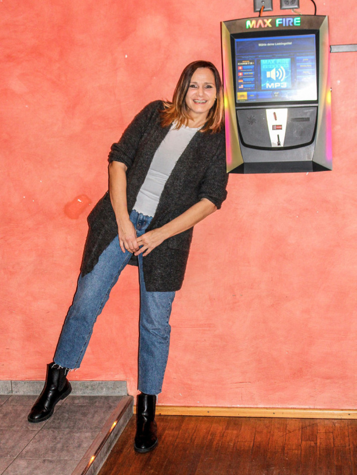 Mit der Finel Bar verliert Reichenbach nicht nur die kultige Musikbox, sondern auch einen wichtigen Treffpunkt. Andrea von Känel begrüsste viele Stammgäste in diesem Lokal. BILD: MICHAEL MAURER