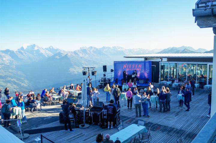 Anikk vor traumhafter Kulisse auf der Bühne bei der ersten «Niesen Session»