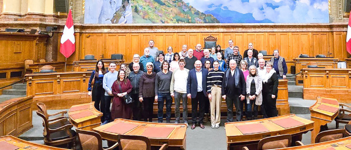 Nationalrat Ernst Wandfluh (Bildmitte) führte die Crew der Freilichtspiele Tellenburg durchs Bundeshaus. BILD: ZVG