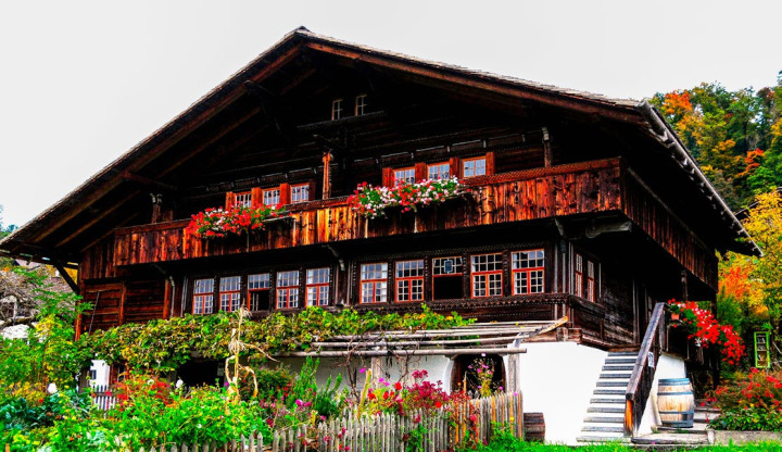Das 1728 erbaute Wohnhaus am Spiezberg beherbergt heute das bekannte Heimat- und Rebbaumuseum Spiez. Das 1728 erbaute Wohnhaus am Spiezberg beherbergt heute das bekannte Heimat- und Rebbaumuseum Spiez.