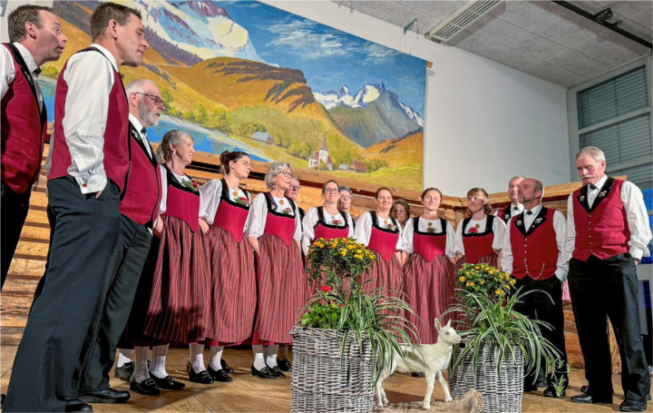 Das Jodlerchörli Tramelan sorgte auf der Bühne nicht nur für den Farbtupfer. BILDER: RUTH STETTLER