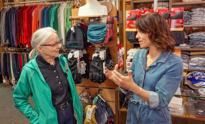 Käthy Steiner (l.) und Mona Vetsch («DOK») unterhielten sich über ein mögliches Evakuationsszenario. BILD: SCREENSHOT VON DER SRF-SENDUNG «BRÖCKELNDE BERGE»